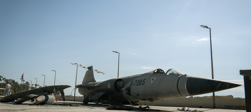 MERSİN’İN SİMGE UÇAĞI KOROZYON NEDENİYLE YERİNDEN KALDIRILDI 