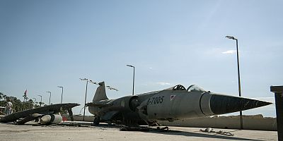 MERSİN’İN SİMGE UÇAĞI KOROZYON NEDENİYLE YERİNDEN KALDIRILDI 